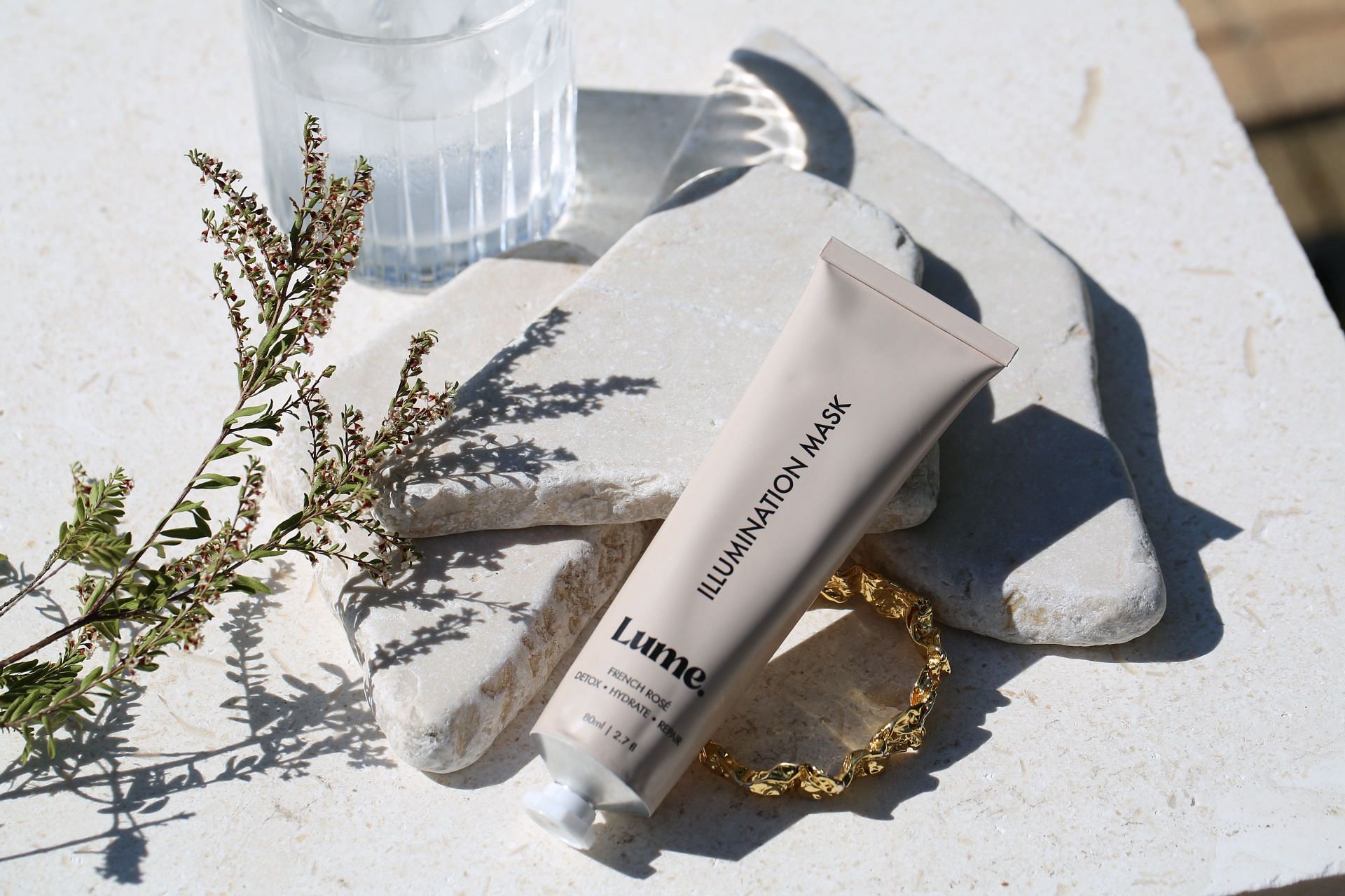 Japanese skincare - applying sunscreen before stepping out is crucial. (Image via Unsplash / Lume Wellness)